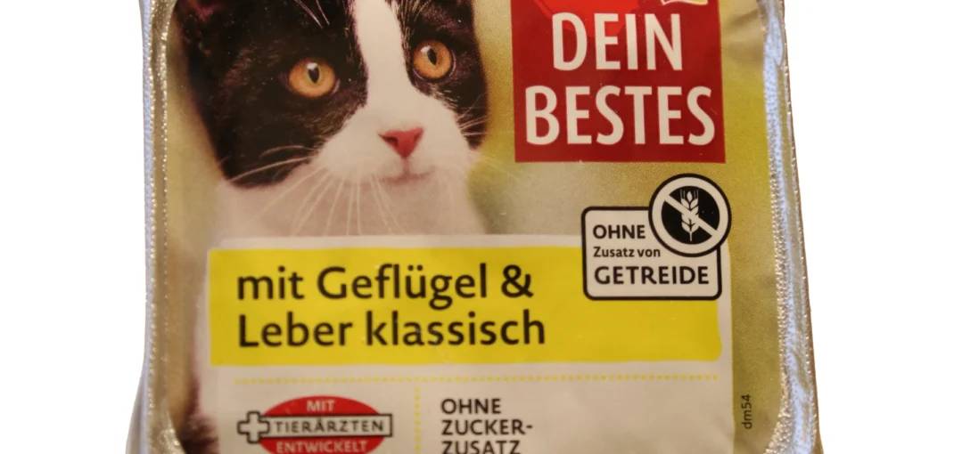 ووم گربه دین بست طعم مرغ و جگر